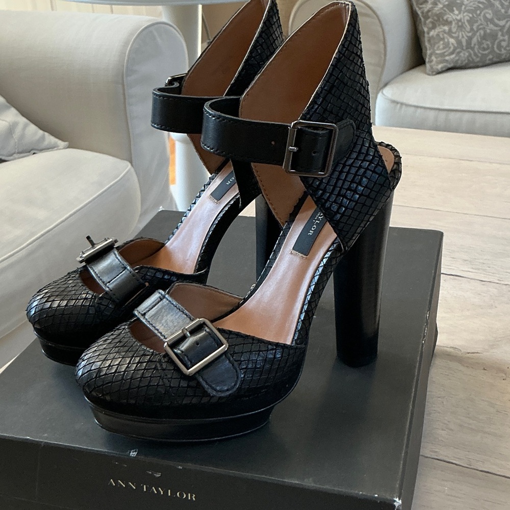 ANN TAYLOR LILIA PLATFORM BKLE PUMP size 6/6.5 Excellent Condition.,Well-made.